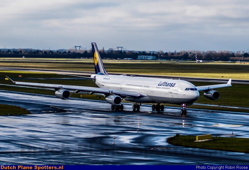 D-AIGW Airbus A340-300 Lufthansa by Robin Roose