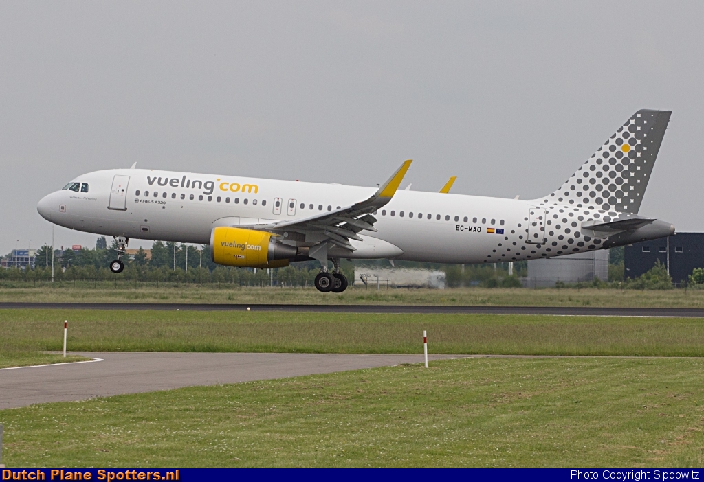 EC-MAO Airbus A320 Vueling.com by Sippowitz