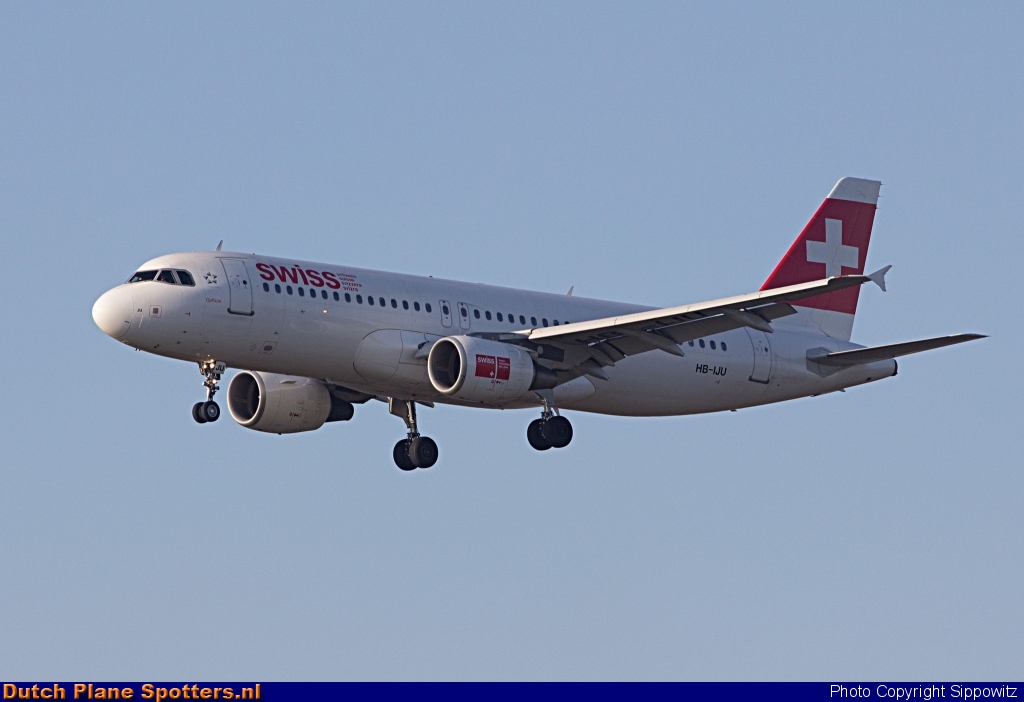 HB-IJU Airbus A320 Swiss International Air Lines by Sippowitz