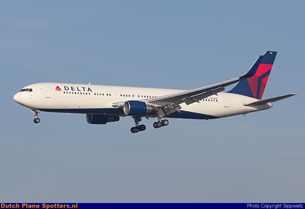 N186DN Boeing 767-300 Delta Airlines by Sippowitz
