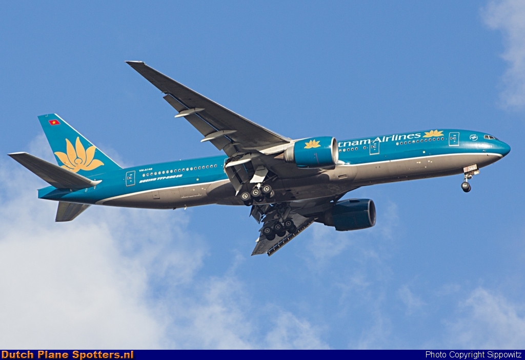 VN-A142 Boeing 777-200 Vietnam Airlines by Sippowitz