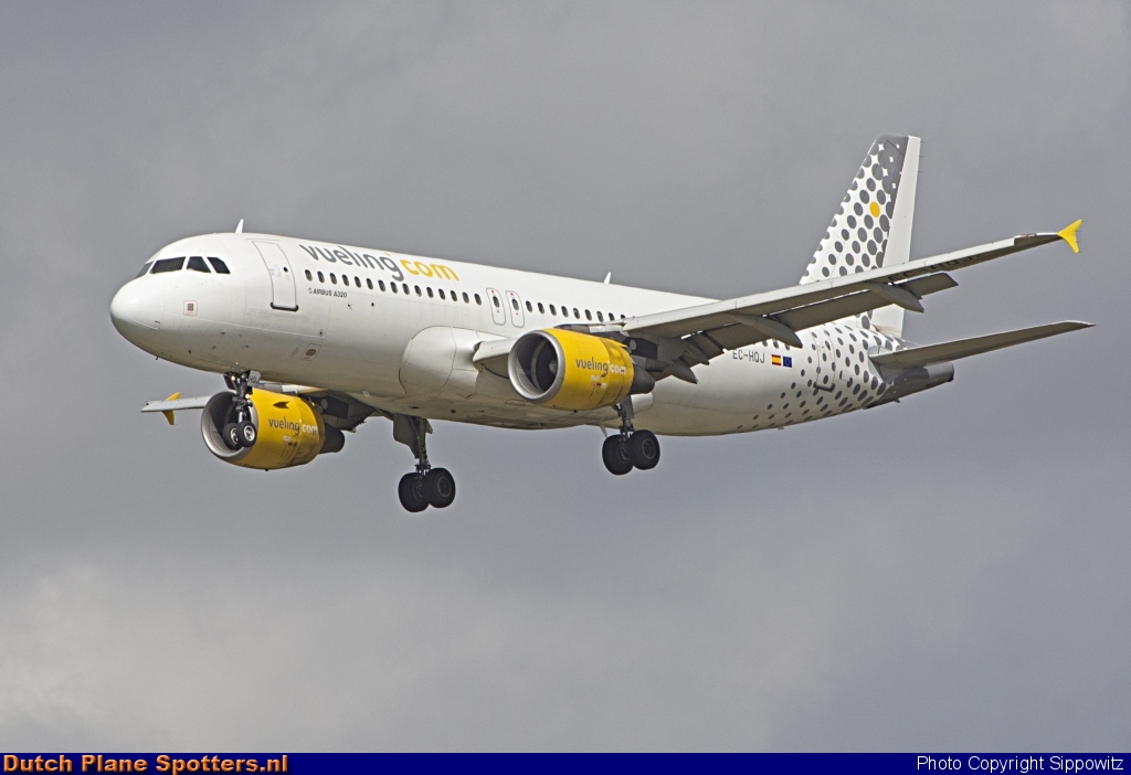 EC-HQJ Airbus A320 Vueling.com by Sippowitz