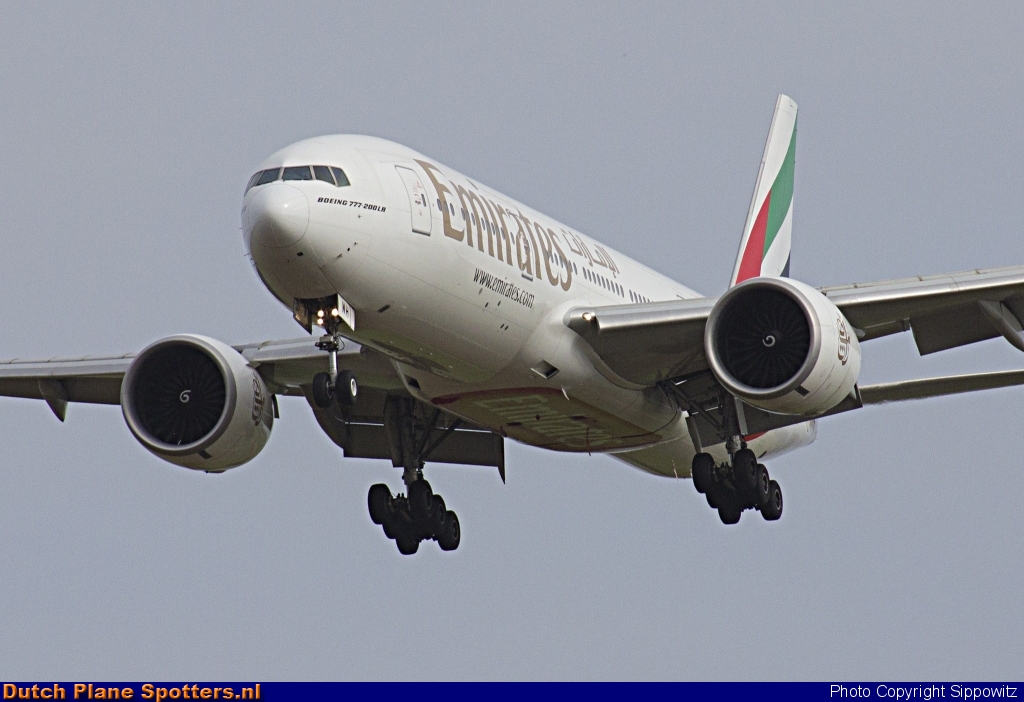 A6-EWH Boeing 777-200 Emirates by Sippowitz