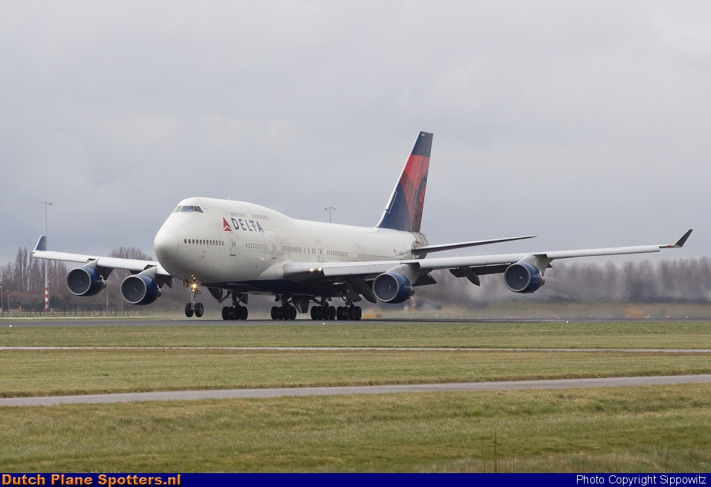 N661US Boeing 747-400 Delta Airlines by Sippowitz