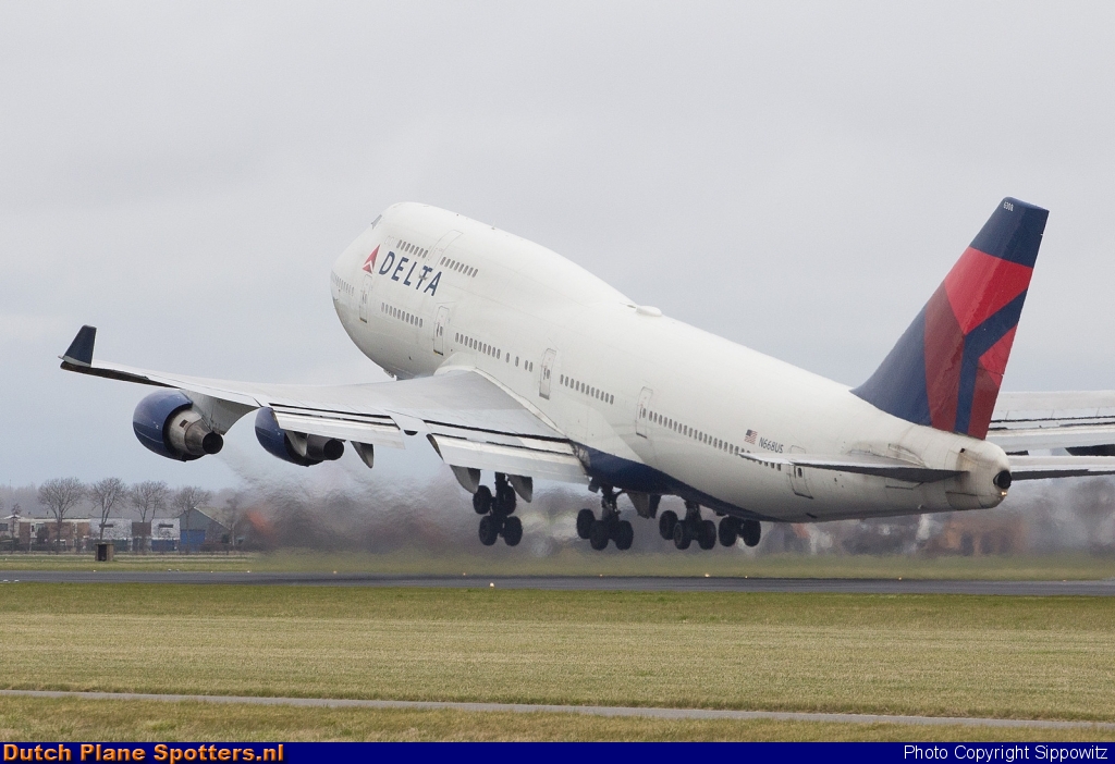 N668US Boeing 747-400 Delta Airlines by Sippowitz