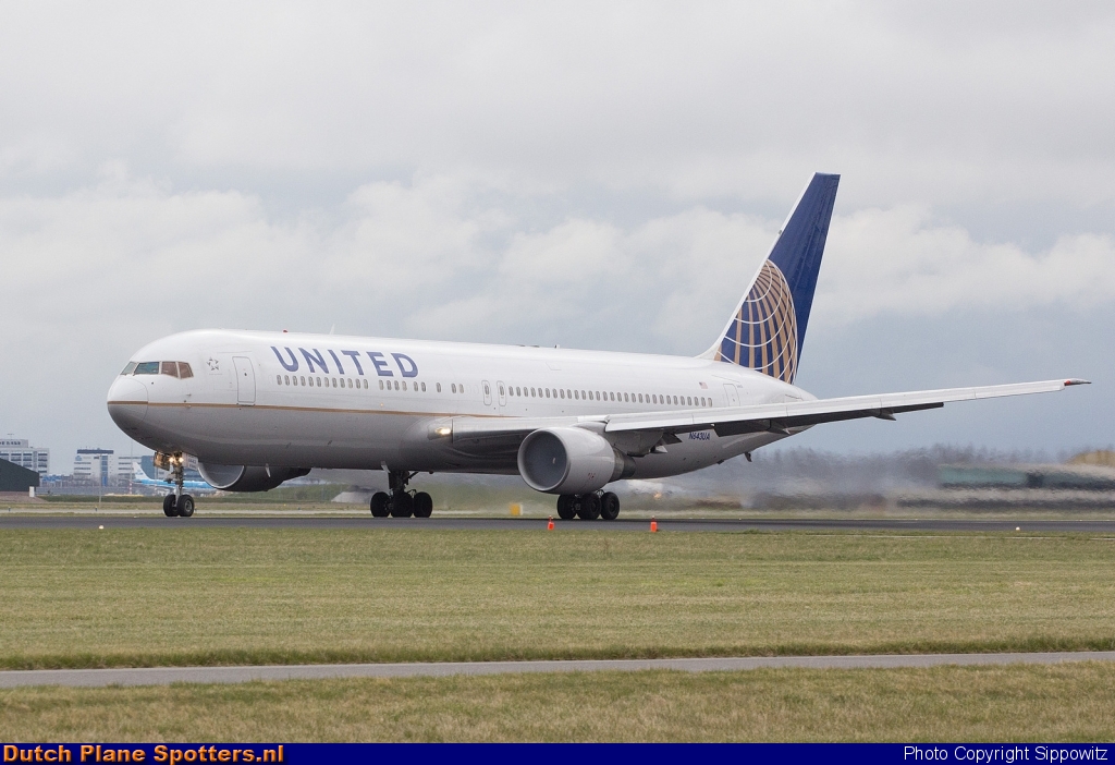 N643UA Boeing 767-300 United Airlines by Sippowitz