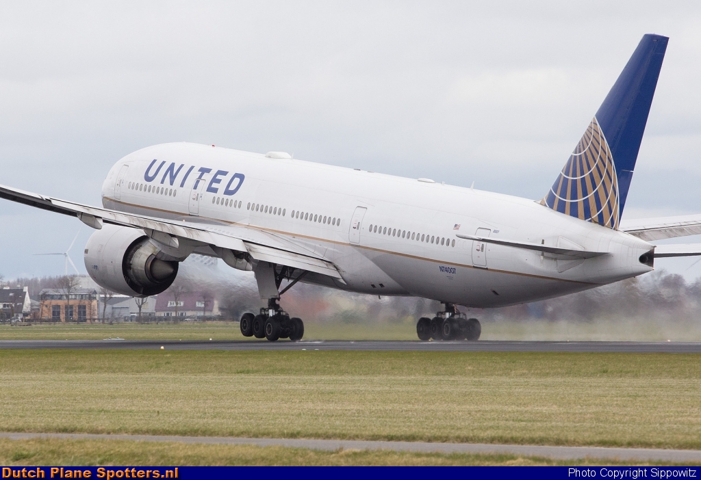 N74007 Boeing 777-200 United Airlines by Sippowitz