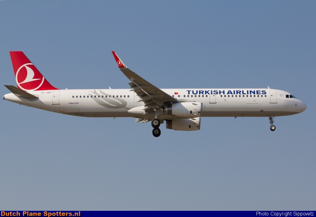 TC-JSS Airbus A321 Turkish Airlines by Sippowitz