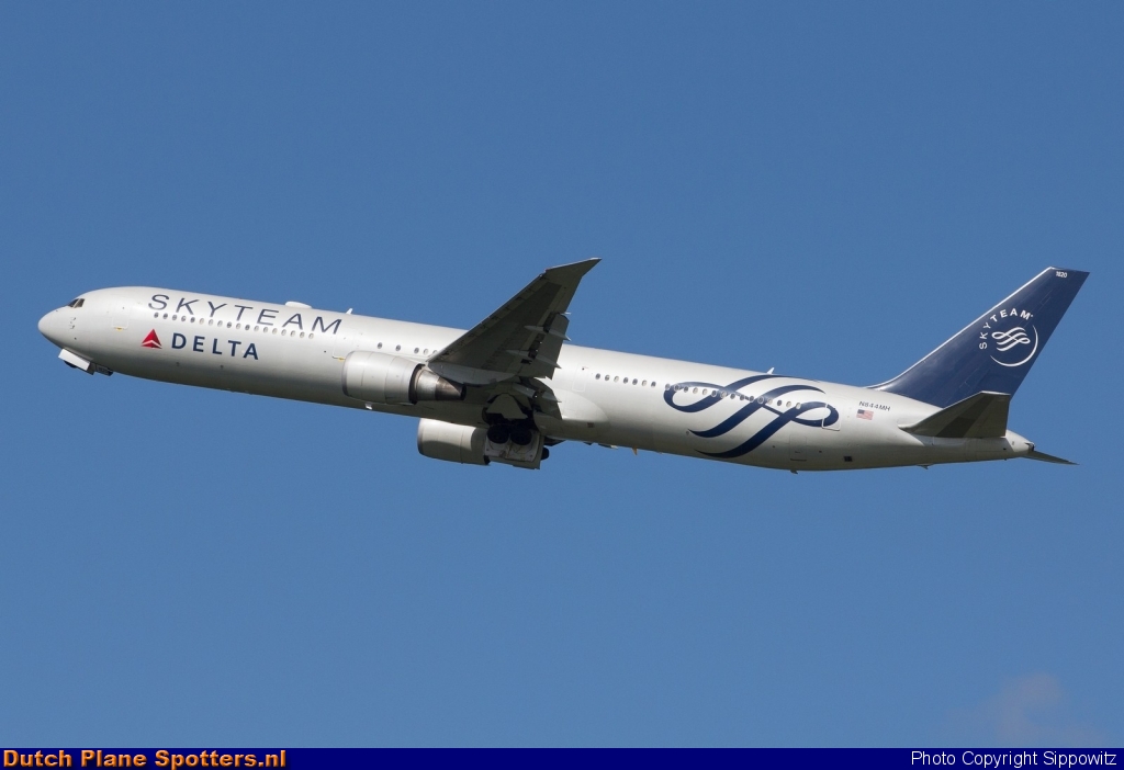 N844MH Boeing 767-400 Delta Airlines by Sippowitz