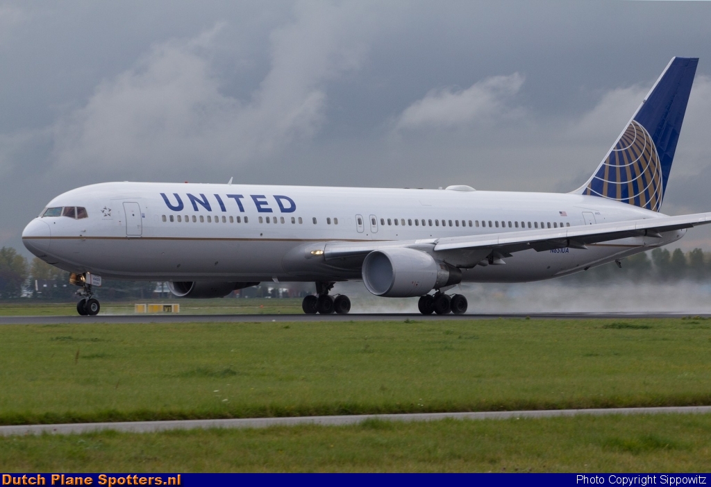 N651UA Boeing 767-300 United Airlines by Sippowitz