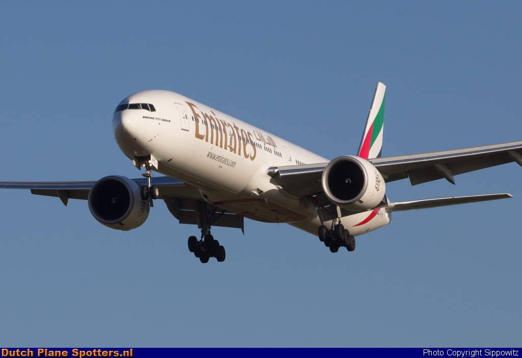 A6-EPC Boeing 777-300 Emirates by Sippowitz