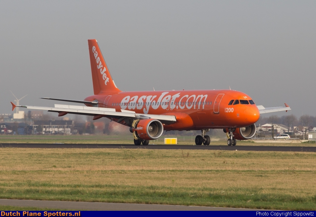 G-EZUI Airbus A320 easyJet by Sippowitz