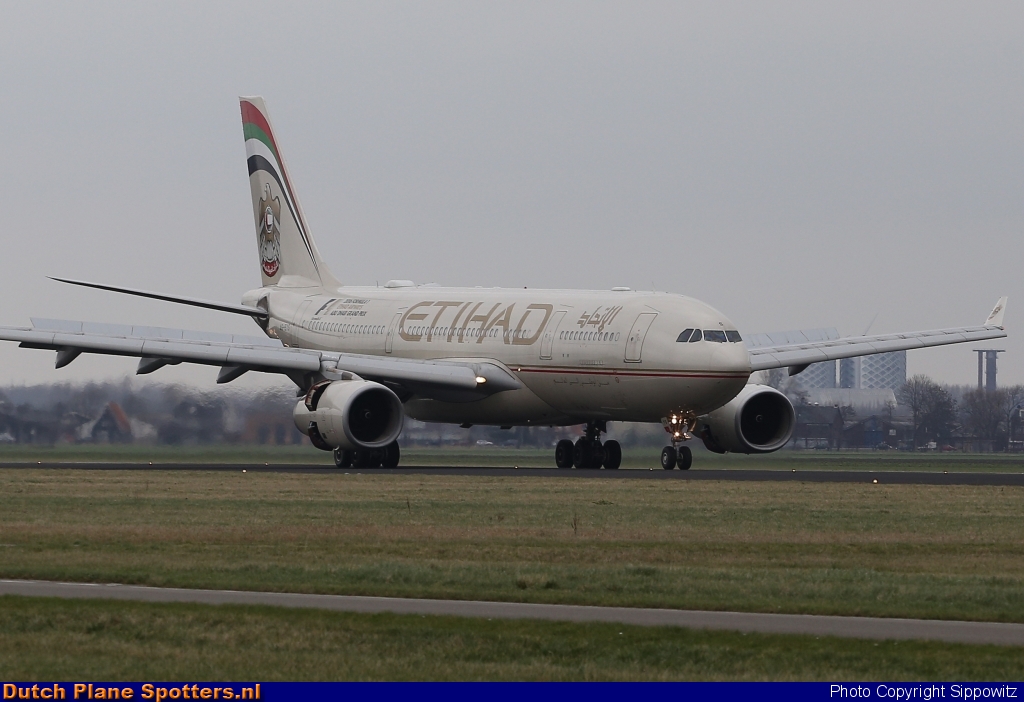 A6-EYS Airbus A330-200 Etihad by Sippowitz