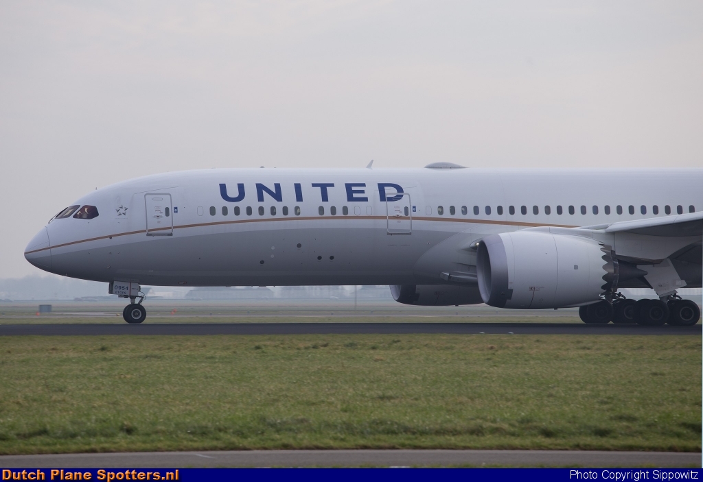N13954 Boeing 787-9 Dreamliner United Airlines by Sippowitz