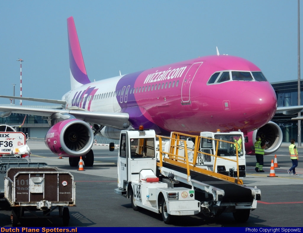 HA-LWZ Airbus A320 Wizz Air by Sippowitz