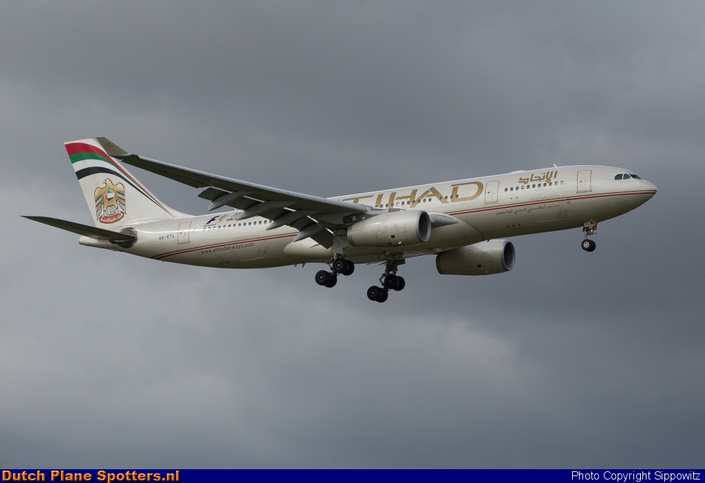 A6-EYL Airbus A330-200 Etihad by Sippowitz