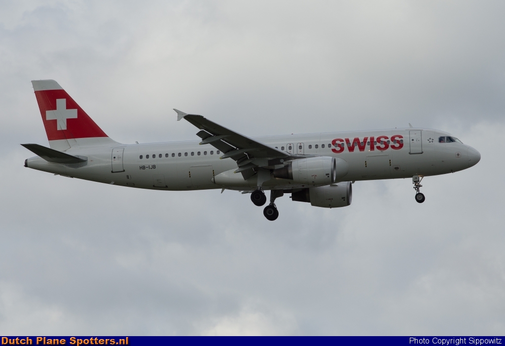 HB-IJB Airbus A320 Swiss International Air Lines by Sippowitz