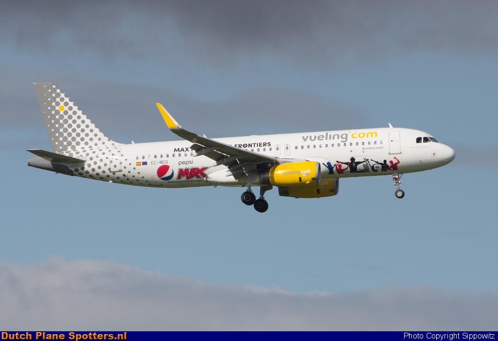 EC-MEQ Airbus A320 Vueling.com by Sippowitz