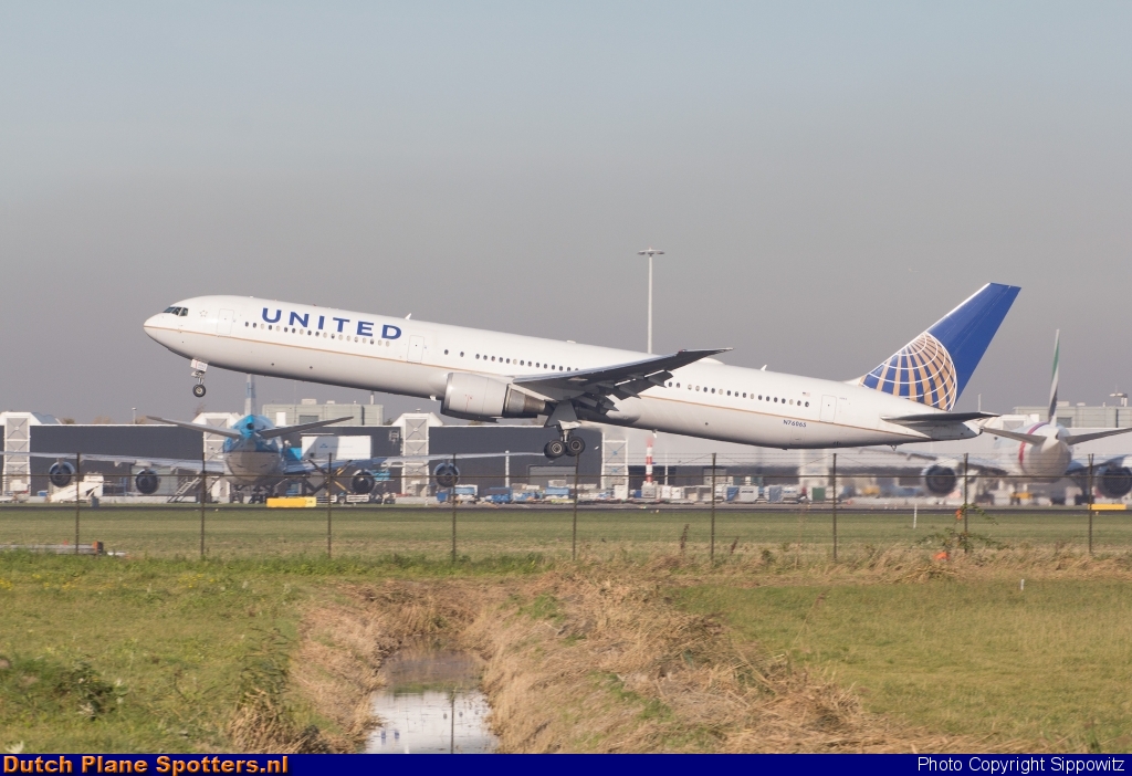 N76065 Boeing 767-400 United Airlines by Sippowitz