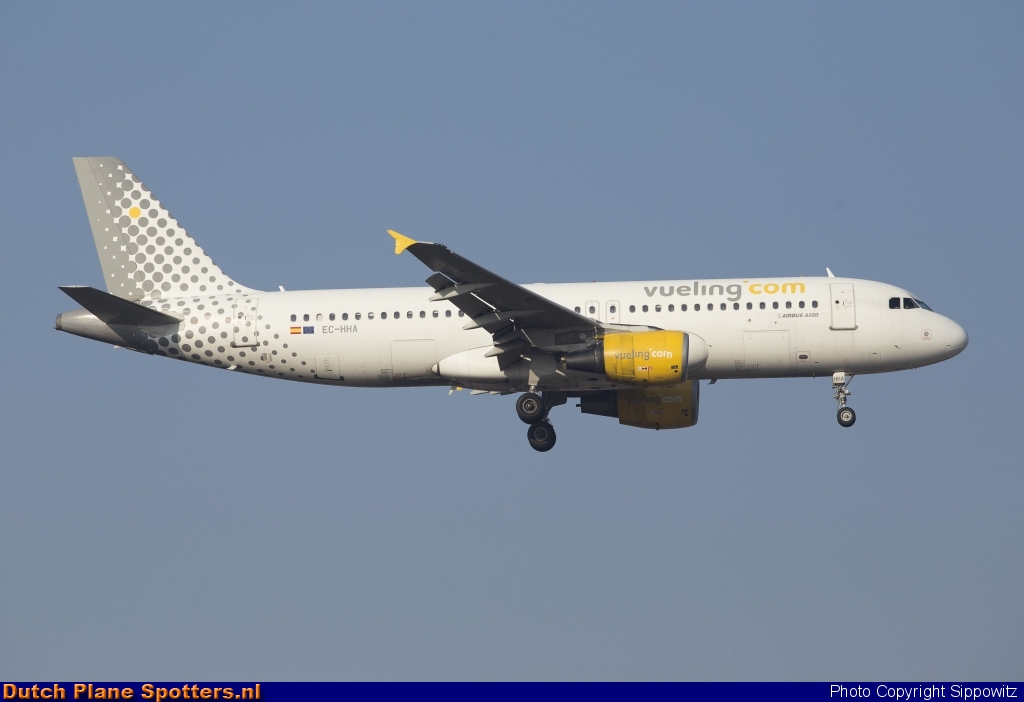 EC-HHA Airbus A320 Vueling.com by Sippowitz