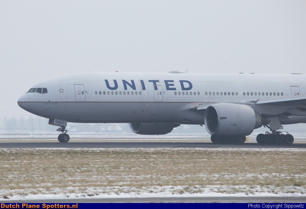 N78001 Boeing 777-200 United Airlines by Sippowitz