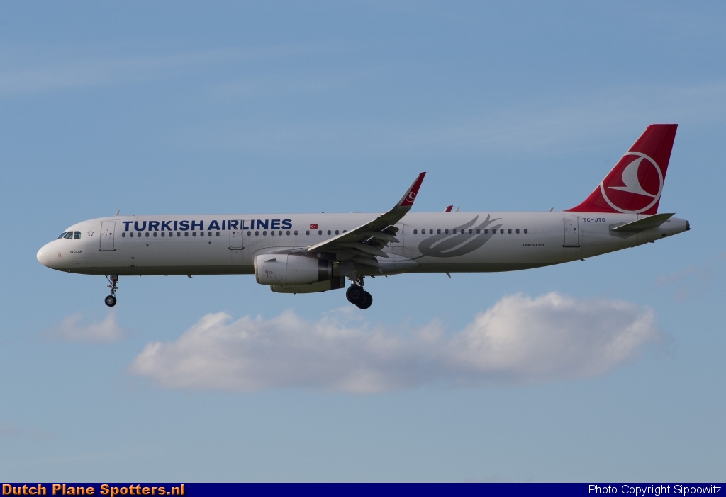 TC-JTG Airbus A321 Turkish Airlines by Sippowitz