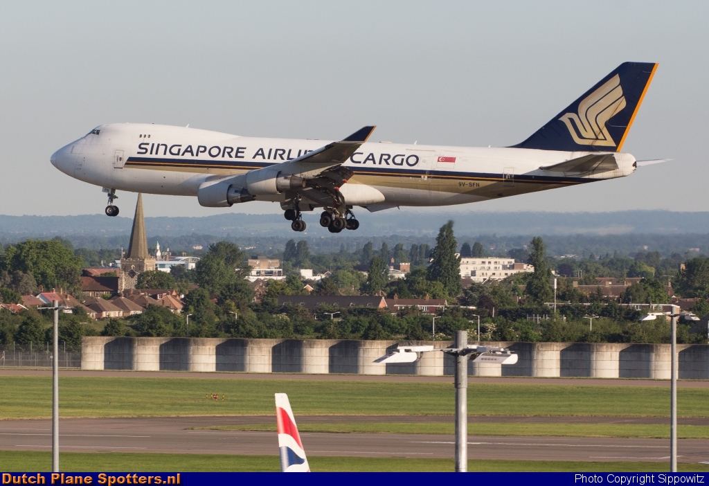 9V-SFN Boeing 747-400 Singapore Airlines Cargo by Sippowitz
