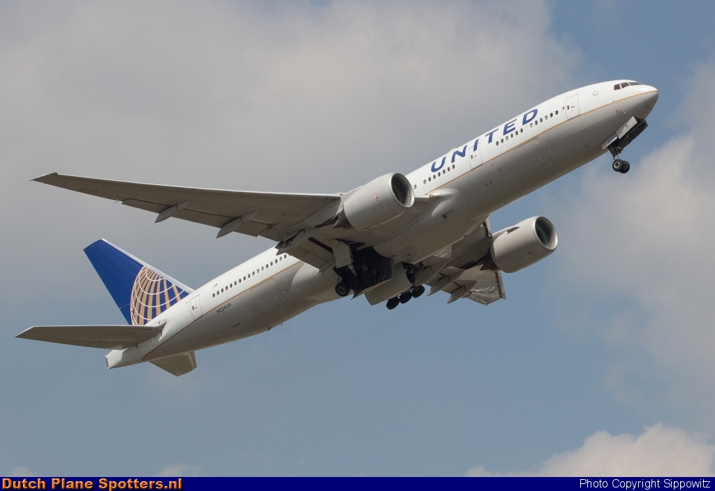 N224UA Boeing 777-200 United Airlines by Sippowitz