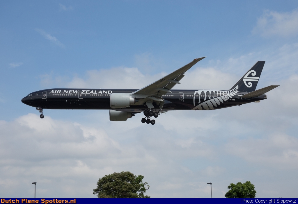 ZK-OKQ Boeing 777-300 Air New Zealand by Sippowitz