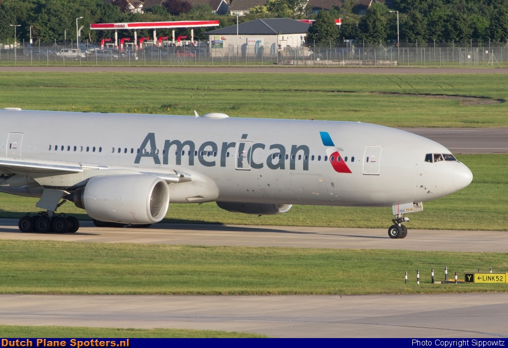 N768AA Boeing 777-200 American Airlines by Sippowitz
