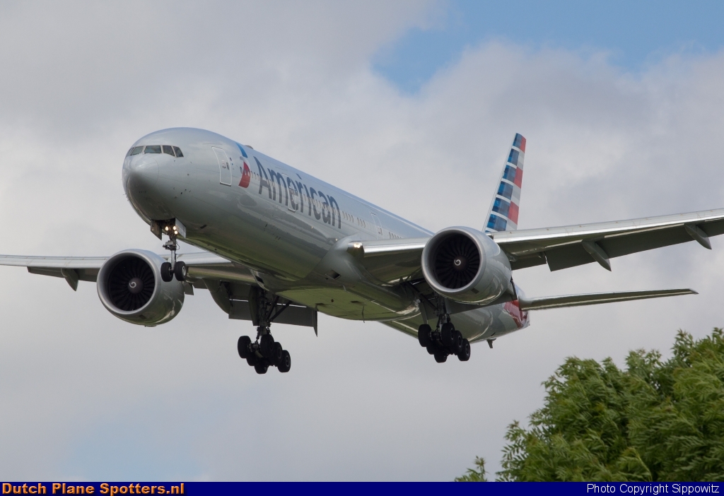 N725AN Boeing 777-300 American Airlines by Sippowitz