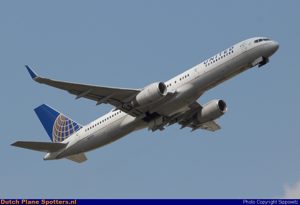 N41135 Boeing 757-200 United Airlines by Sippowitz