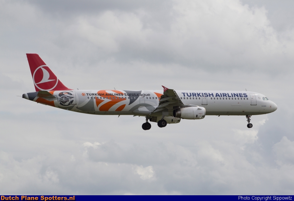TC-JRO Airbus A321 Turkish Airlines by Sippowitz