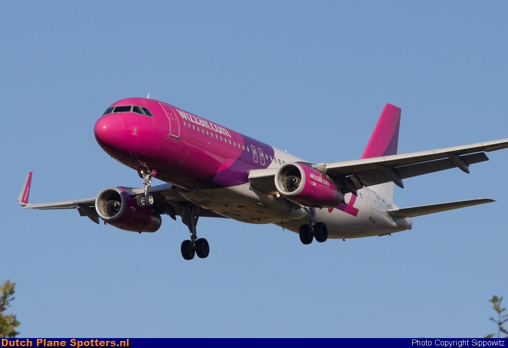 HA-LWT Airbus A320 Wizz Air by Sippowitz