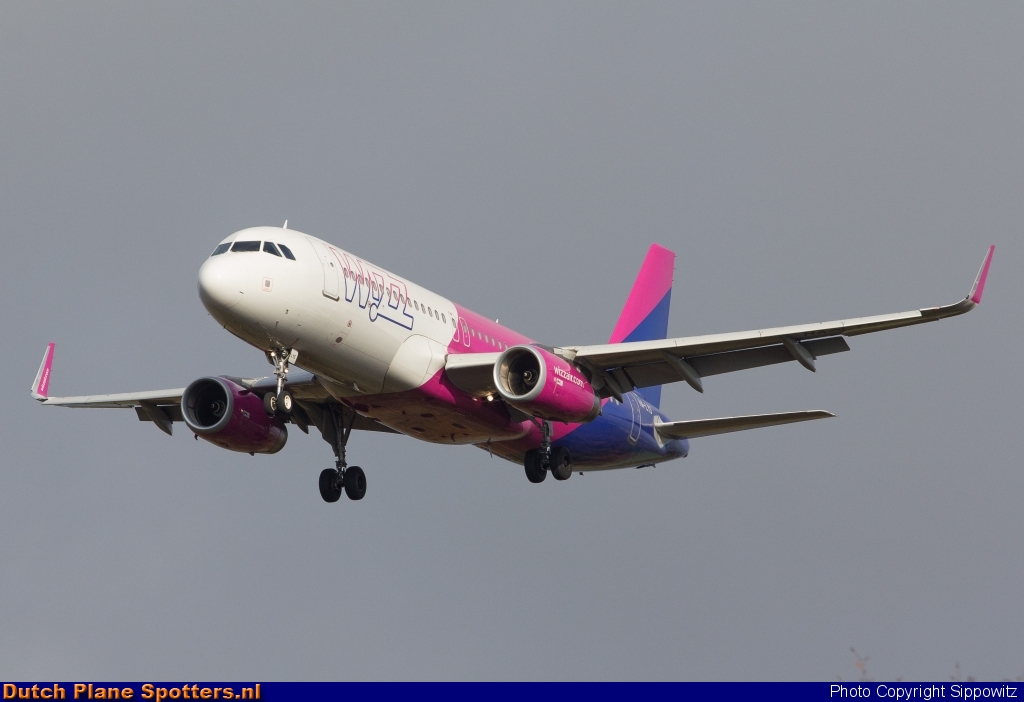 HA-LYS Airbus A320 Wizz Air by Sippowitz