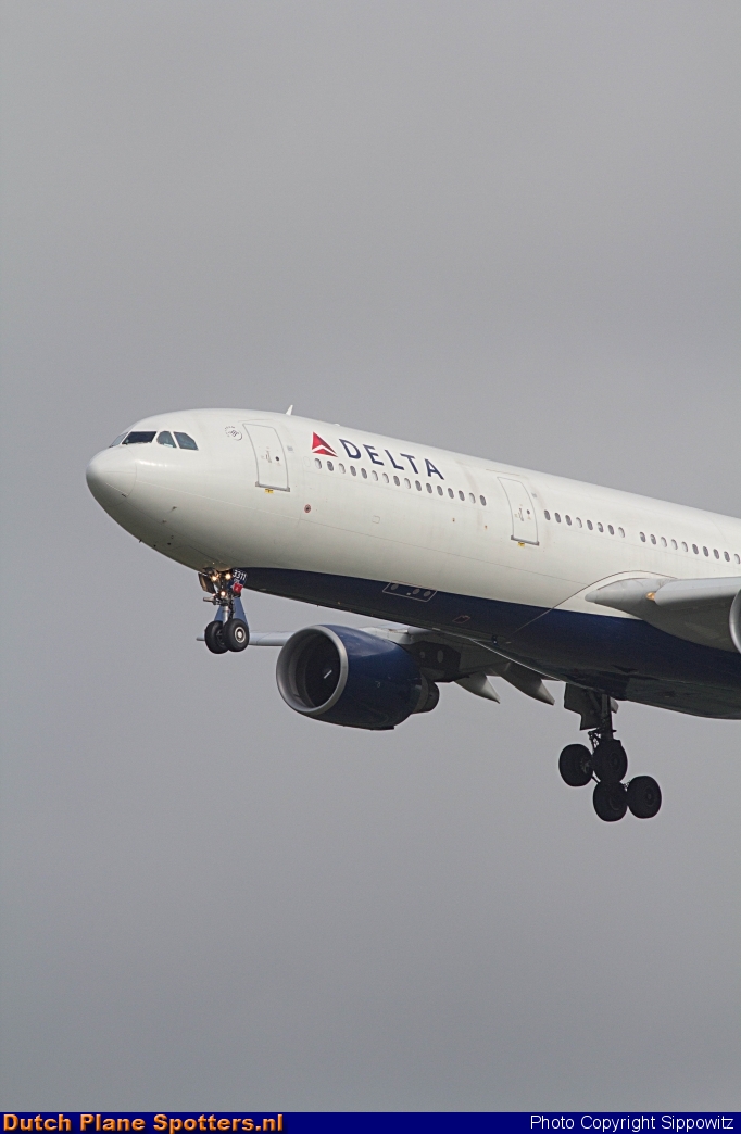 N811NW Airbus A330-300 Delta Airlines by Sippowitz