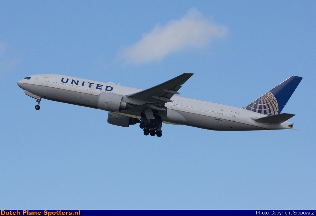 N79011 Boeing 777-200 United Airlines by Sippowitz