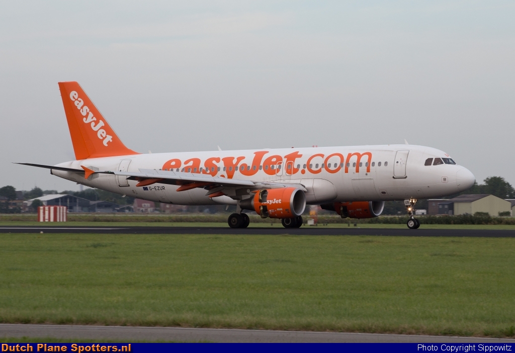 G-EZUR Airbus A320 easyJet by Sippowitz