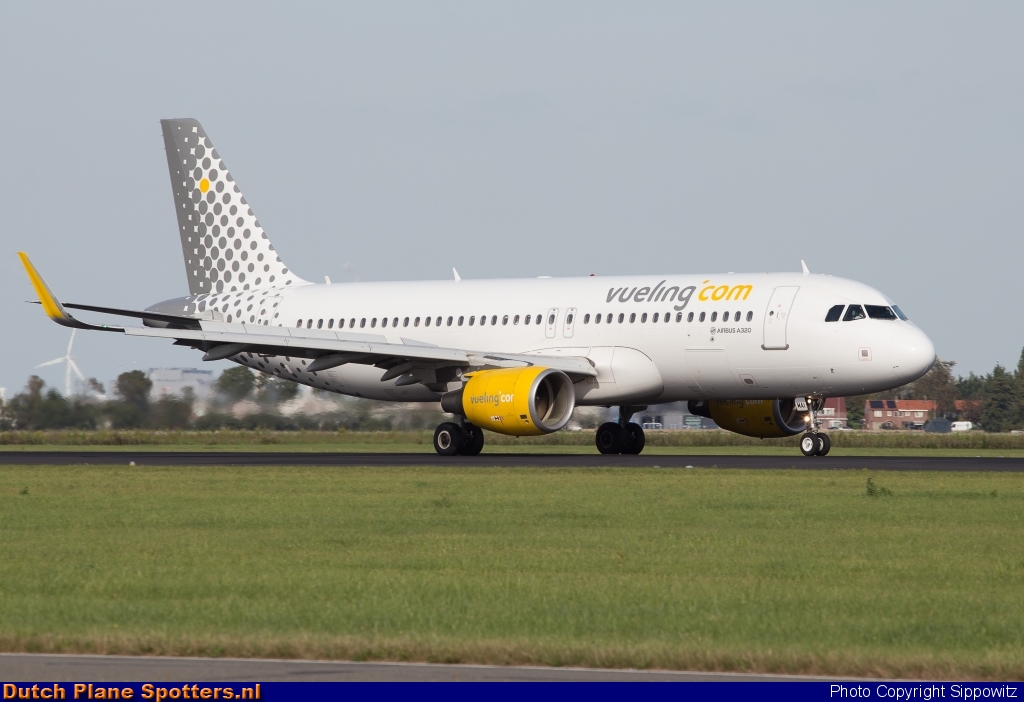 EC-MAI Airbus A320 Vueling.com by Sippowitz
