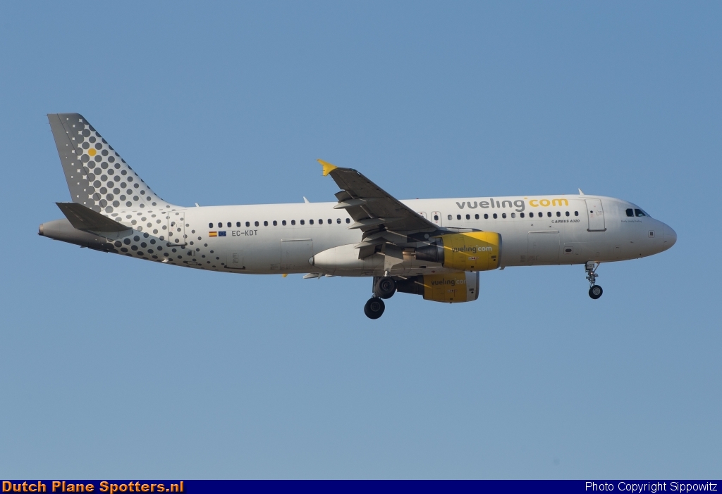 EC-KDT Airbus A320 Vueling.com by Sippowitz