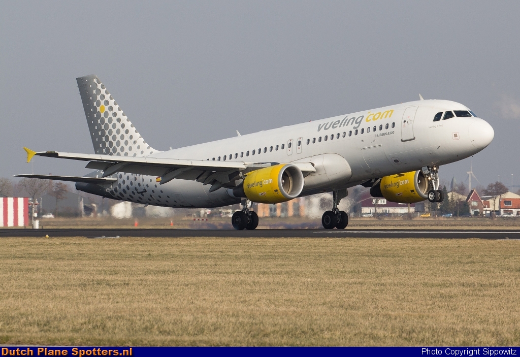 EC-JZI Airbus A320 Vueling.com by Sippowitz