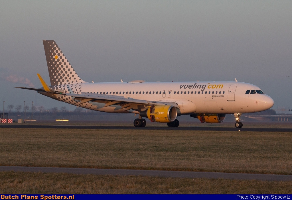 EC-LVO Airbus A320 Vueling.com by Sippowitz
