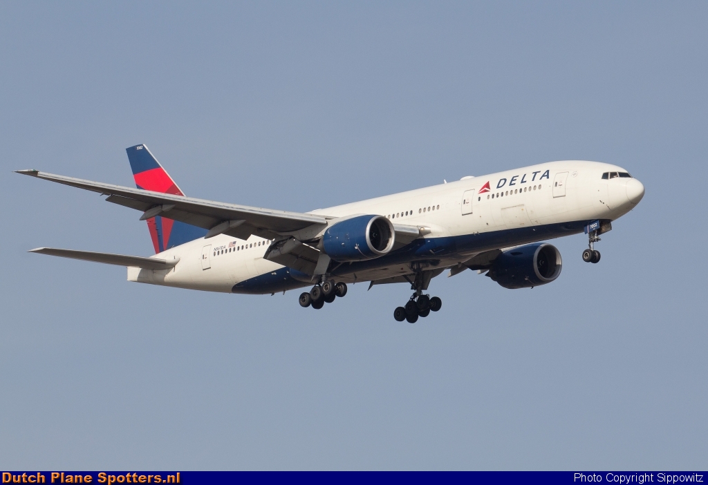 N861DA Boeing 777-200 Delta Airlines by Sippowitz