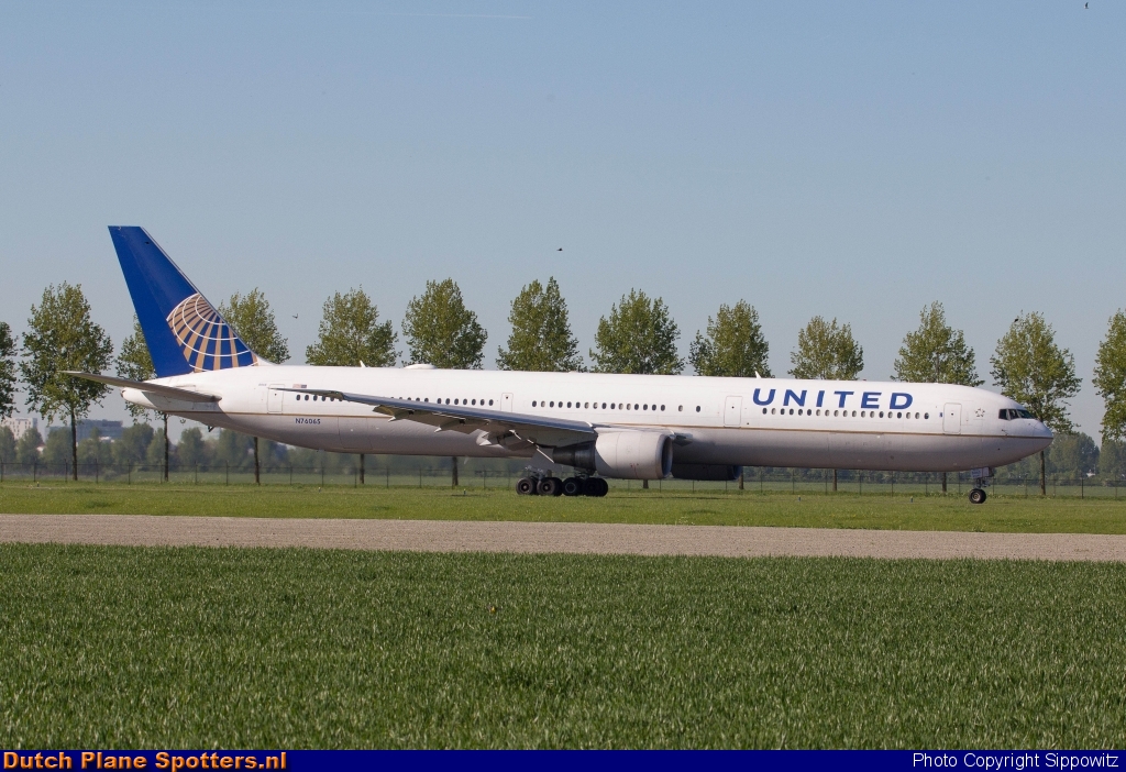 N76065 Boeing 767-400 United Airlines by Sippowitz