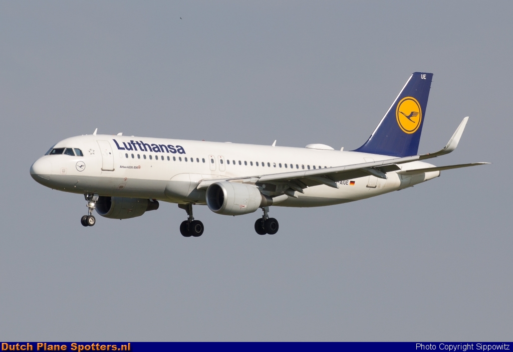 D-AIUE Airbus A320 Lufthansa by Sippowitz