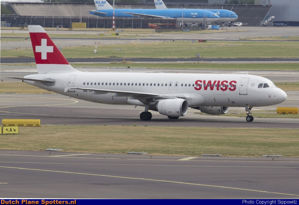 HB-IJE Airbus A320 Swiss International Air Lines by Sippowitz