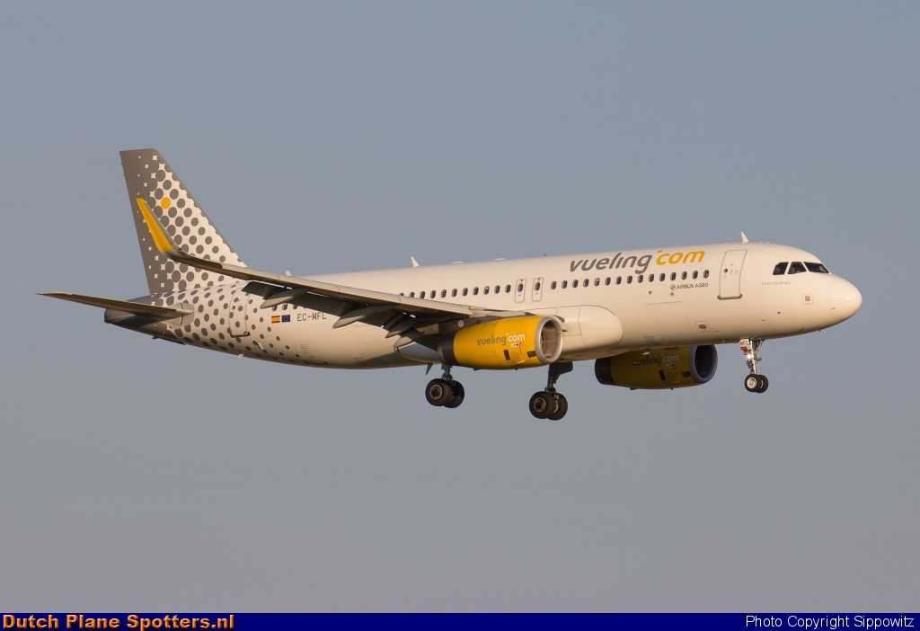 EC-MFL Airbus A320 Vueling.com by Sippowitz