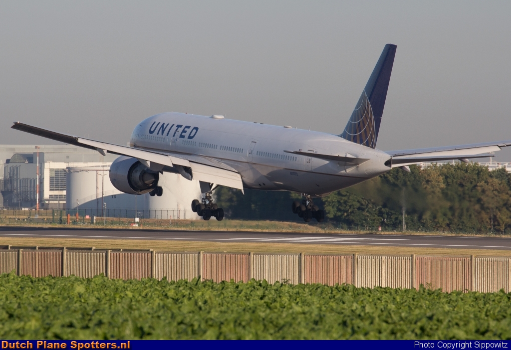 N77012 Boeing 777-200 United Airlines by Sippowitz