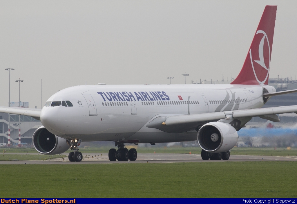 TC-LOI Airbus A330-200 Turkish Airlines by Sippowitz