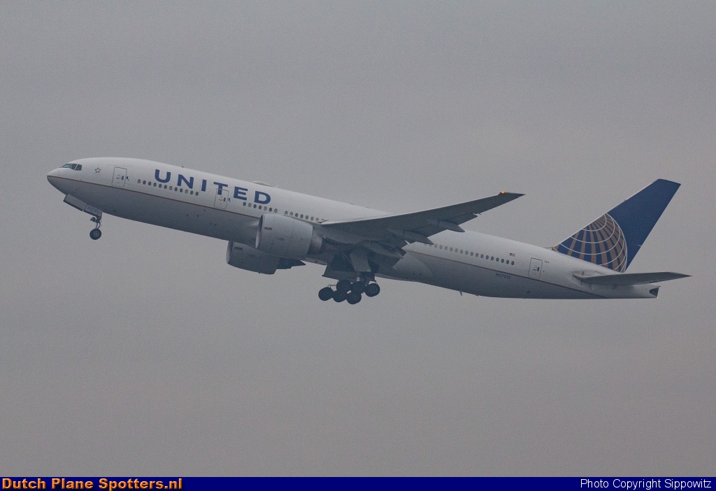 N27015 Boeing 777-200 United Airlines by Sippowitz